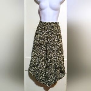 🛍️ BUNDLE ONLY🛍️ LADIES BLACK HI/ LOW SKIRT WITH DAISY FLORAL DESIGN
